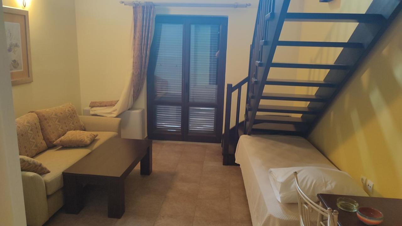 Guesthouse Michobeis Kamarina Bagian luar foto